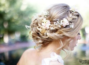 romantikus esküvői frizura virágokkal 4