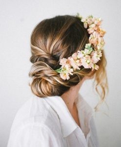 romantikus esküvői frizura virágokkal 8
