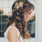 romantikus esküvői frizura virágokkal 2