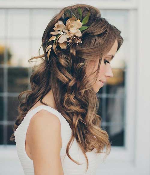 romantikus esküvői frizura virágokkal 11