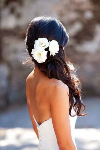 romantikus esküvői frizura virágokkal 6
