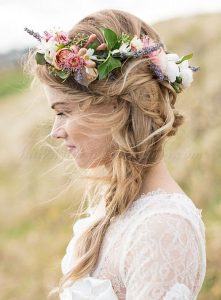 romantikus esküvői frizura virágokkal 